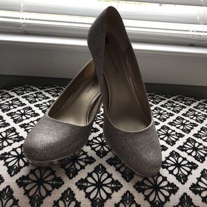 Bandolino gold heels 8.5